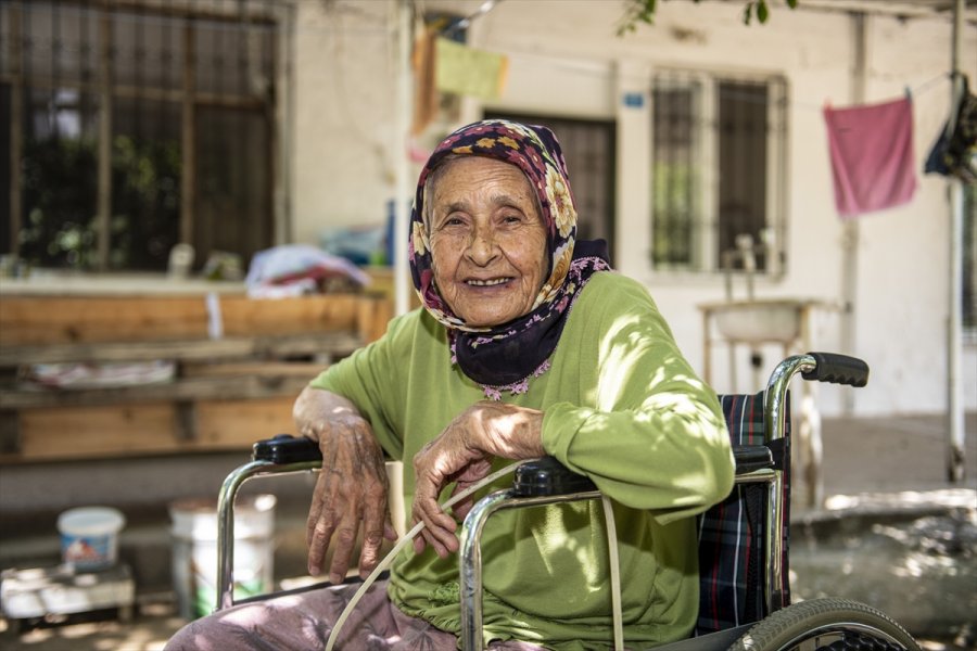Mersin'deki 85 Yaşındaki Nebiha Nineye Tekerlekli Sandalye Hediye Edildi
