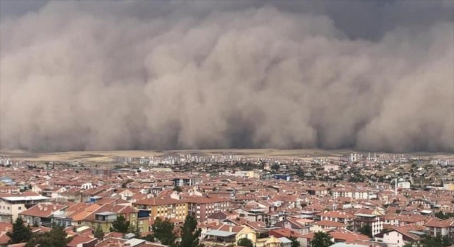 Sağanak Öncesi Kuvvetli Rüzgar Ankara'da Toz Fırtınasına Neden Oldu