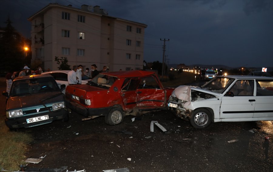 Ankara'da 4 Otomobilin Karıştığı Kazada 3 Kişi Yaralandı