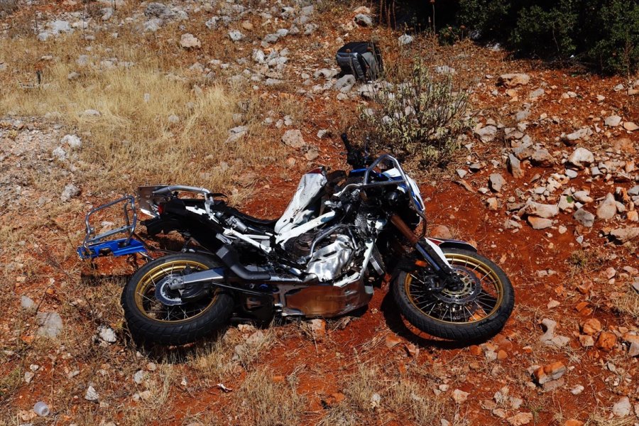 Antalya'da Otomobille Çarpışan Motosikletin Sürücüsü Öldü