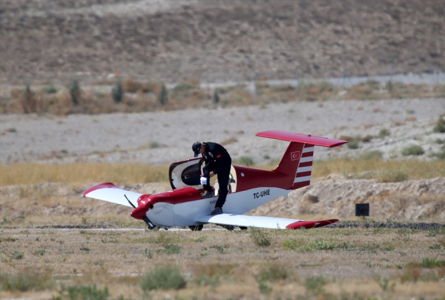 Yerli Ve Yabancı Akrobasi Pilotları Eskişehir'de Gösteri Uçuşu Yaptı