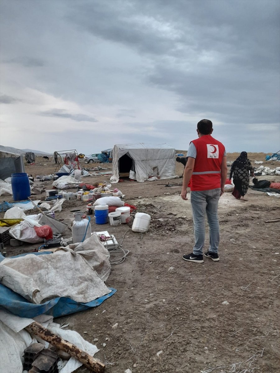 Türk Kızılay, Toz Fırtınasının Yaşandığı Polatlı'da Tarım İşçilerinin İhtiyaçlarını Karşıladı