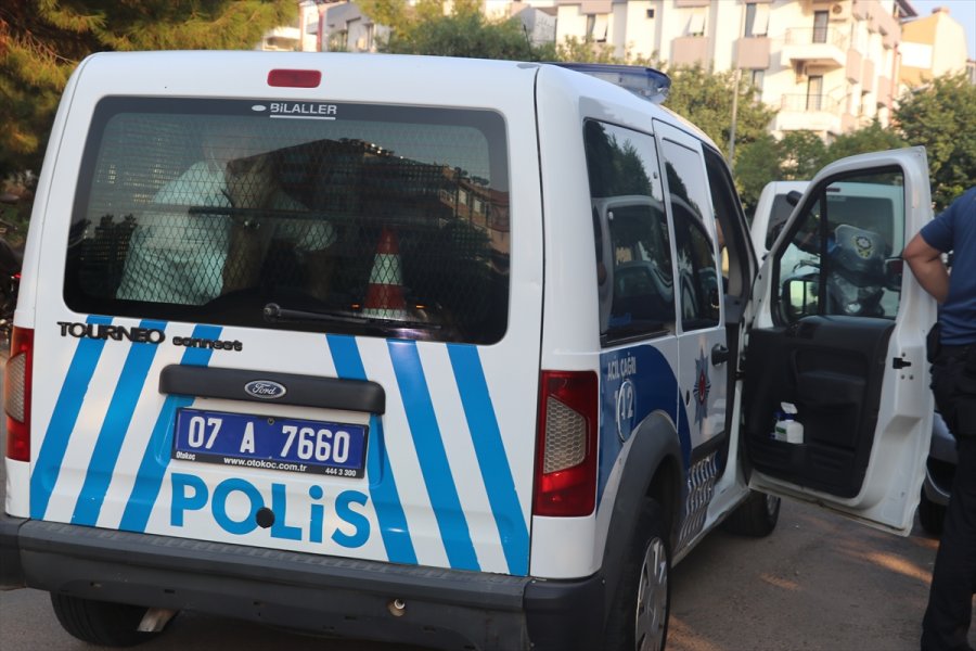Antalya'da Bir Aileyi Silahla Tehdit Ettiği İddia Edilen Şüpheli Gözaltına Alındı