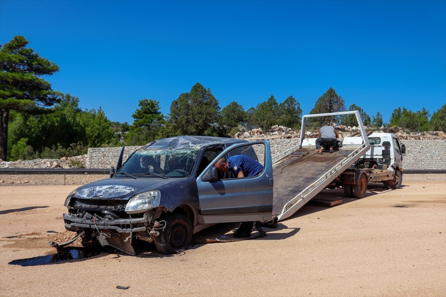 Antalya'da Otomobil Devrildi: 2 Yaralı