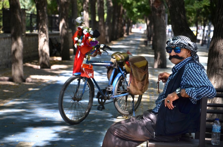 Bayrak Ve Çiçeklerle Süslediği