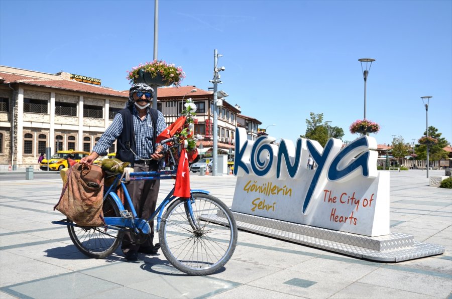 Bayrak Ve Çiçeklerle Süslediği