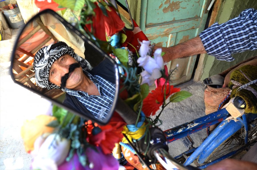 Bayrak Ve Çiçeklerle Süslediği