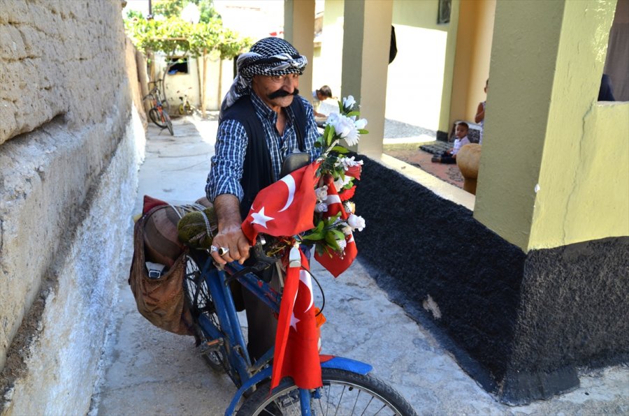 Bayrak Ve Çiçeklerle Süslediği