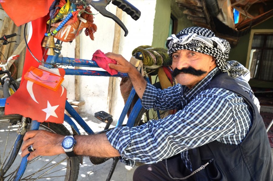 Bayrak Ve Çiçeklerle Süslediği