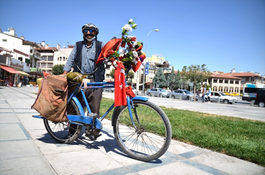 Bayrak Ve Çiçeklerle Süslediği