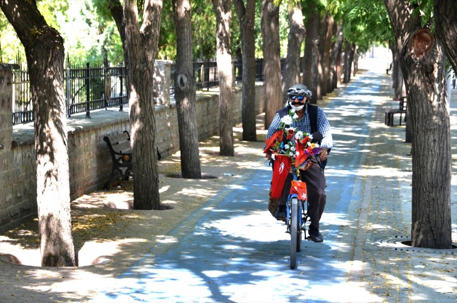 Bayrak Ve Çiçeklerle Süslediği