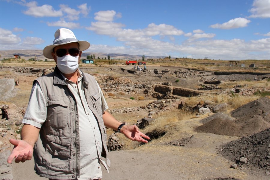 Kültepe'de Yeni Tanrı Ve Tanrıça Heykelcikleri Bulundu