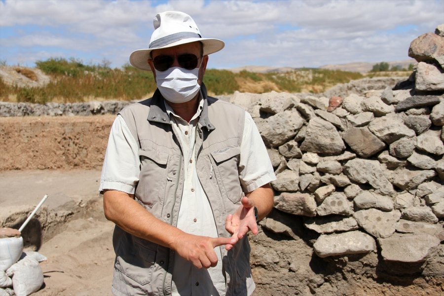 Kültepe'de Yeni Tanrı Ve Tanrıça Heykelcikleri Bulundu
