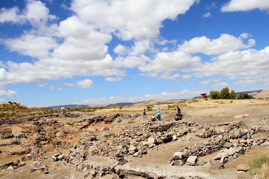 Kültepe'de Yeni Tanrı Ve Tanrıça Heykelcikleri Bulundu