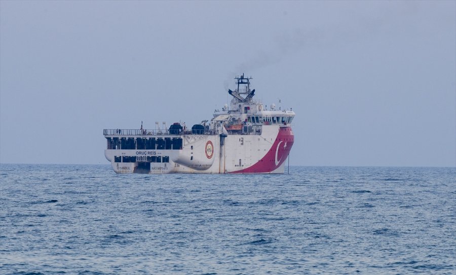 Antalya Polisi, Sismik Araştırma Gemisi Oruç Reis'i Selamladı