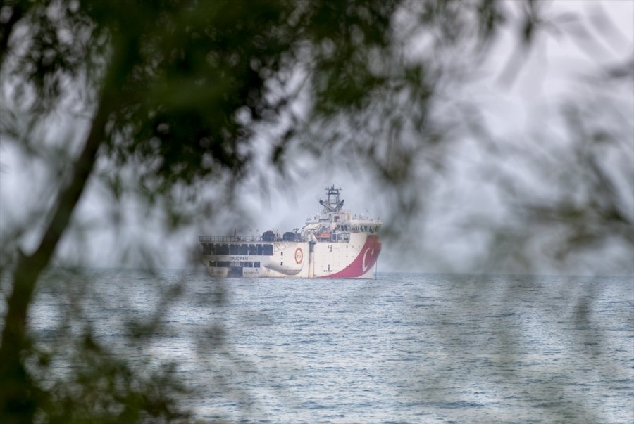 Antalya Polisi, Sismik Araştırma Gemisi Oruç Reis'i Selamladı