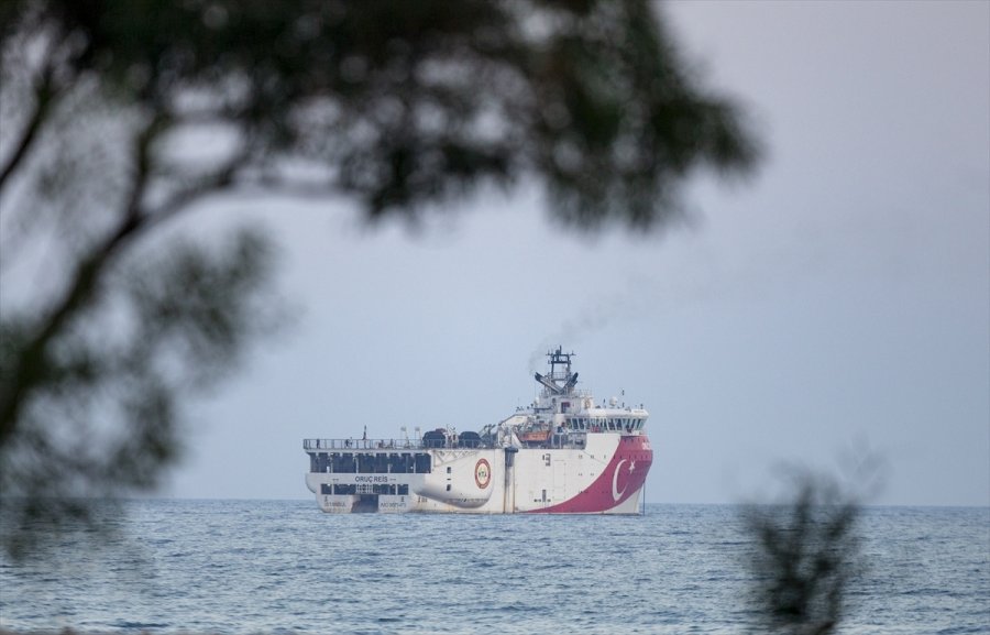 Antalya Polisi, Sismik Araştırma Gemisi Oruç Reis'i Selamladı