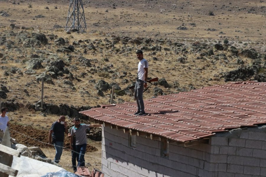 Hazine Arazisindeki Evin Yıkımını Engellemek İçin Silahla Çatıya Çıkan Aileyi Polis İkna Etti