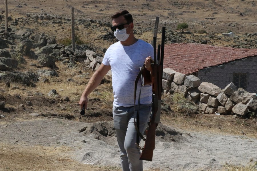 Hazine Arazisindeki Evin Yıkımını Engellemek İçin Silahla Çatıya Çıkan Aileyi Polis İkna Etti