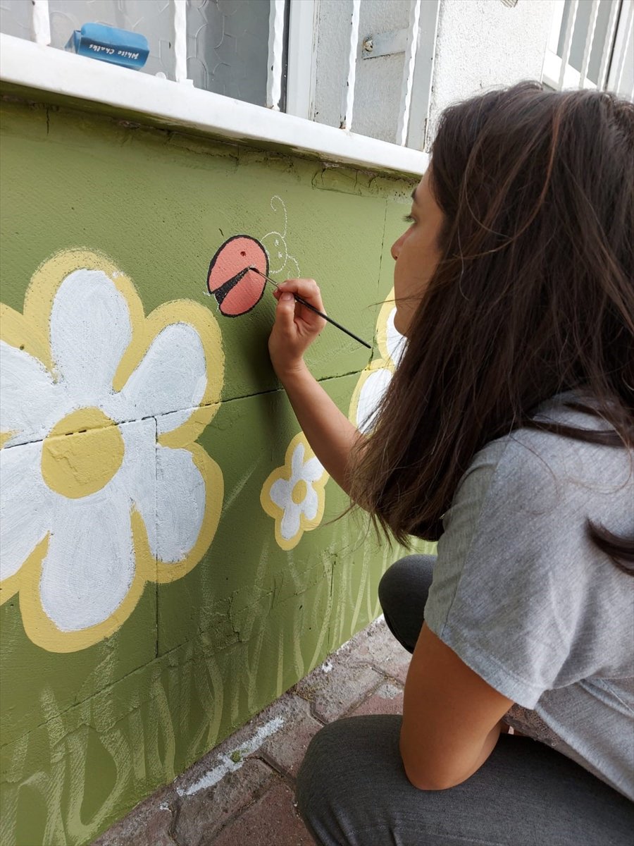 Kayseri'de Fedakar Öğretmenler Okulun Duvarlarını Boyadı
