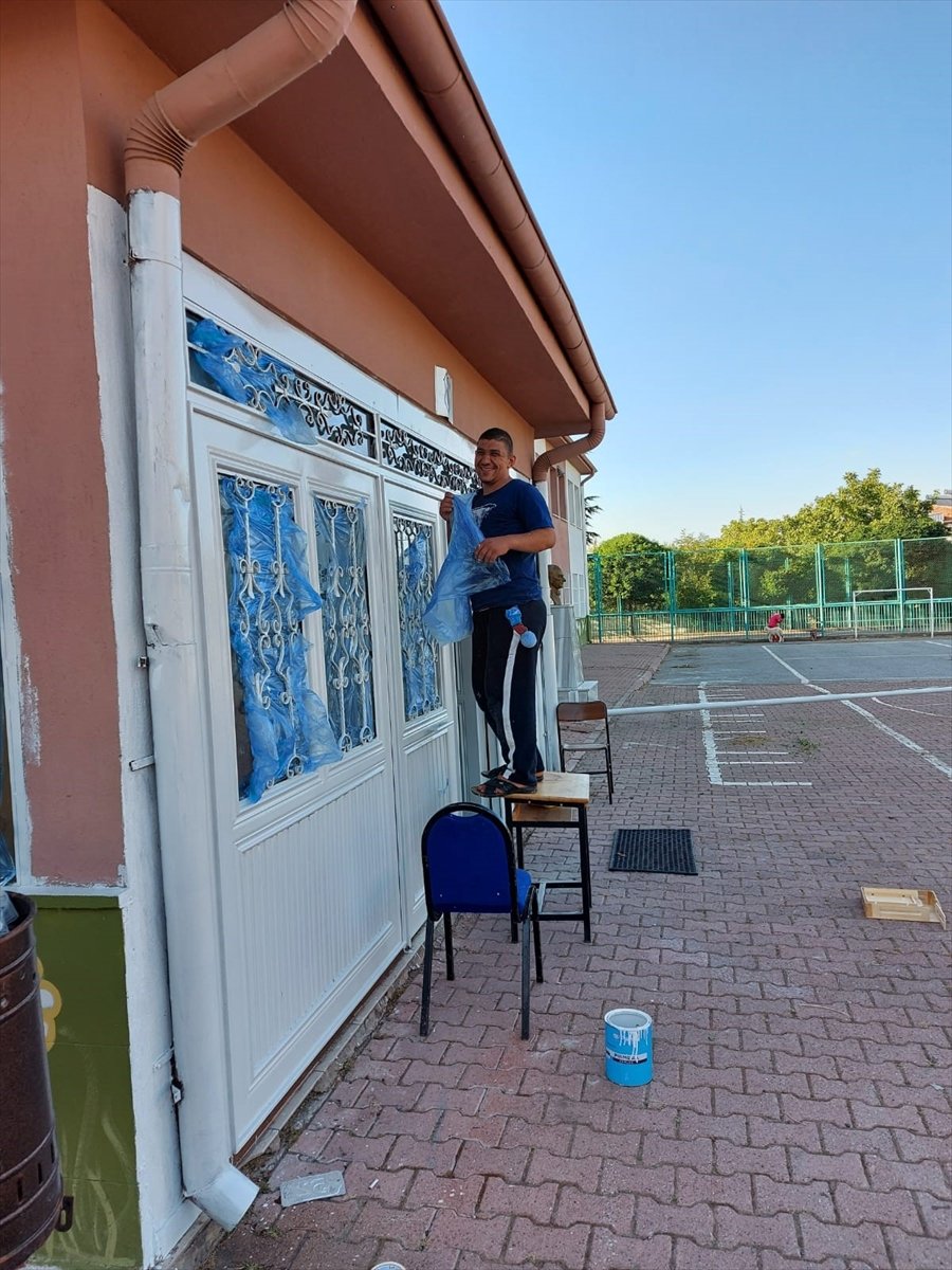 Kayseri'de Fedakar Öğretmenler Okulun Duvarlarını Boyadı