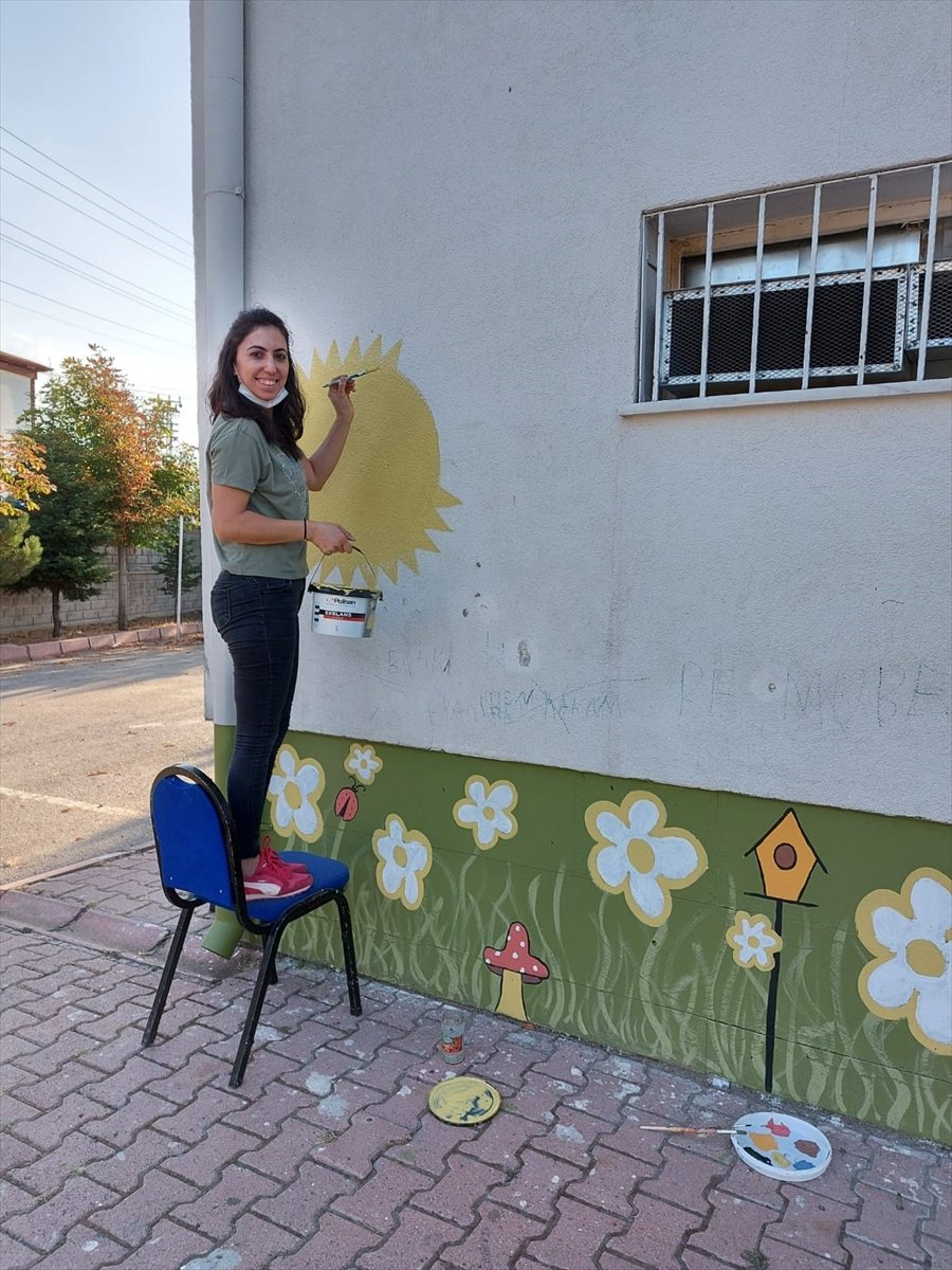 Kayseri'de Fedakar Öğretmenler Okulun Duvarlarını Boyadı