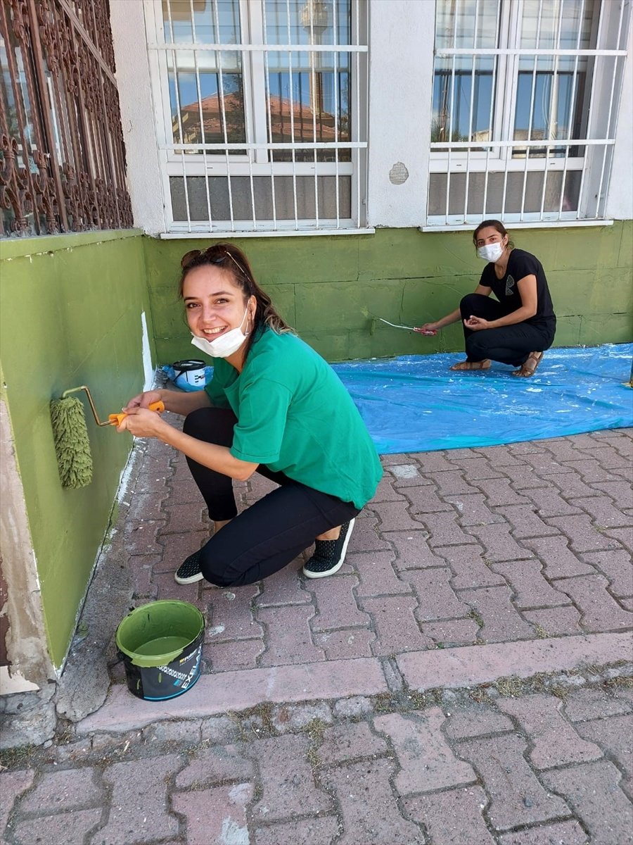 Kayseri'de Fedakar Öğretmenler Okulun Duvarlarını Boyadı