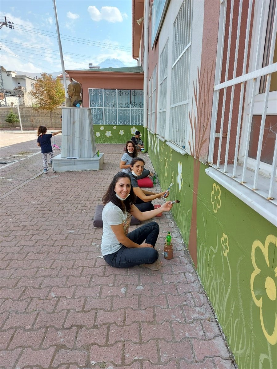 Kayseri'de Fedakar Öğretmenler Okulun Duvarlarını Boyadı