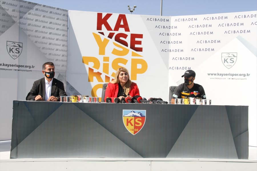 Kayserispor'da 9 Futbolcu İçin İmza Töreni Düzenlendi