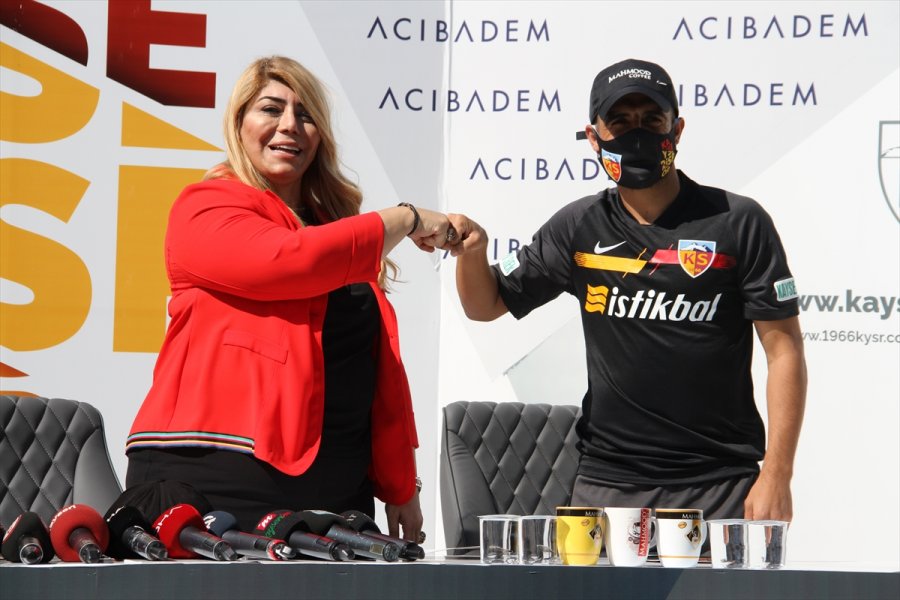 Kayserispor'da 9 Futbolcu İçin İmza Töreni Düzenlendi