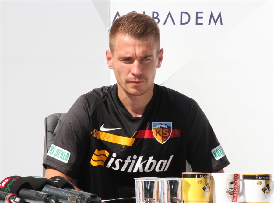 Kayserispor'da 9 Futbolcu İçin İmza Töreni Düzenlendi