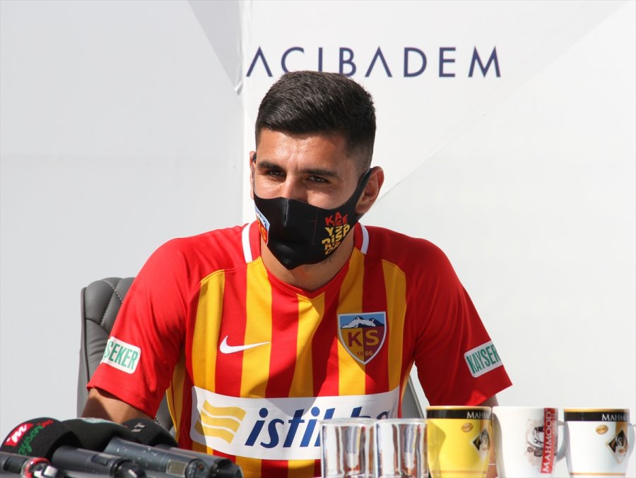 Kayserispor'da 9 Futbolcu İçin İmza Töreni Düzenlendi