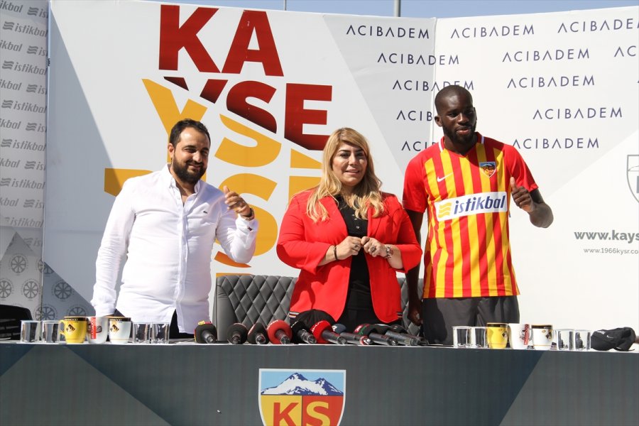 Kayserispor'da 9 Futbolcu İçin İmza Töreni Düzenlendi