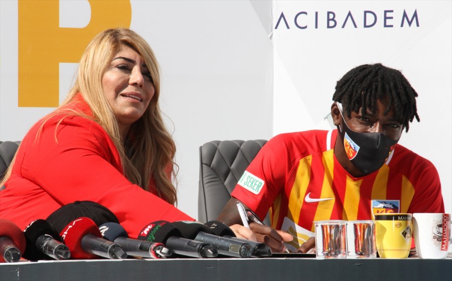 Kayserispor'da 9 Futbolcu İçin İmza Töreni Düzenlendi