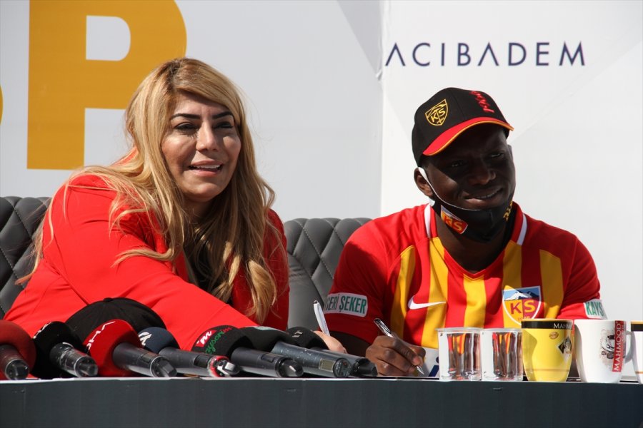 Kayserispor'da 9 Futbolcu İçin İmza Töreni Düzenlendi