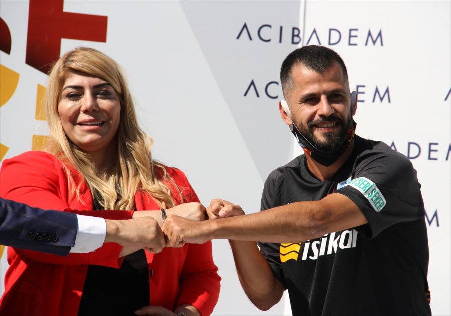 Kayserispor'da 9 Futbolcu İçin İmza Töreni Düzenlendi