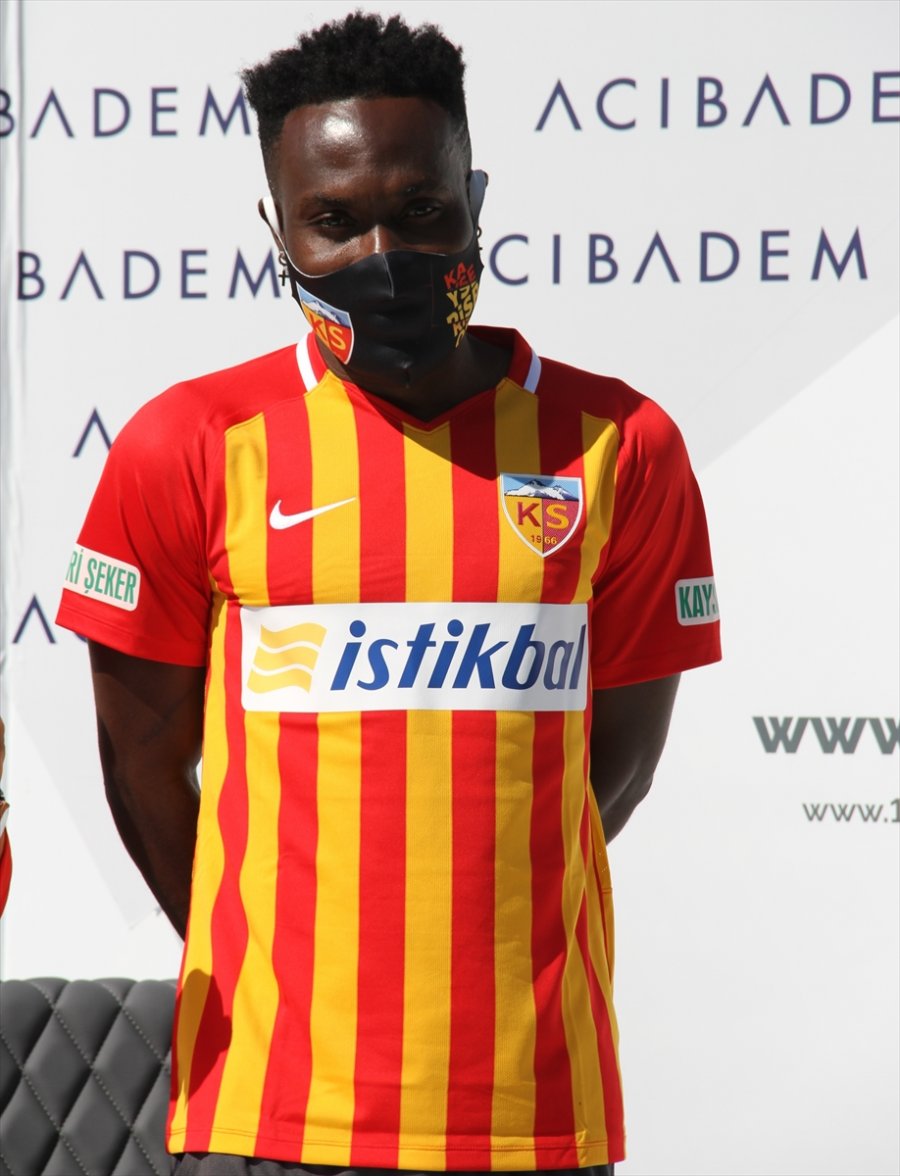 Kayserispor'da 9 Futbolcu İçin İmza Töreni Düzenlendi