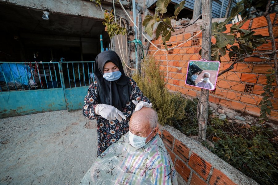 Üniversiteli Reyhan Yaşlıların Yaşamına Dokunuyor