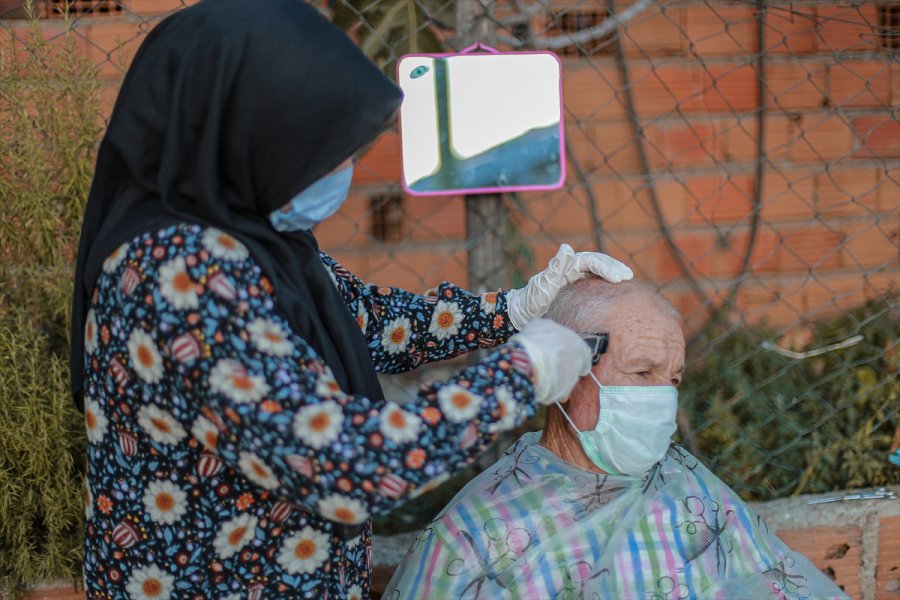 Üniversiteli Reyhan Yaşlıların Yaşamına Dokunuyor