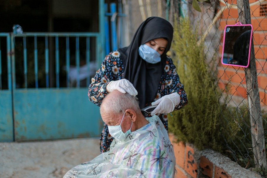 Üniversiteli Reyhan Yaşlıların Yaşamına Dokunuyor
