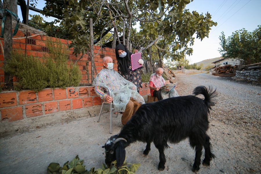 Üniversiteli Reyhan Yaşlıların Yaşamına Dokunuyor