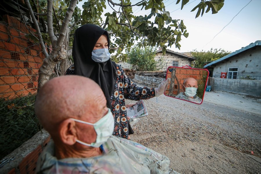 Üniversiteli Reyhan Yaşlıların Yaşamına Dokunuyor