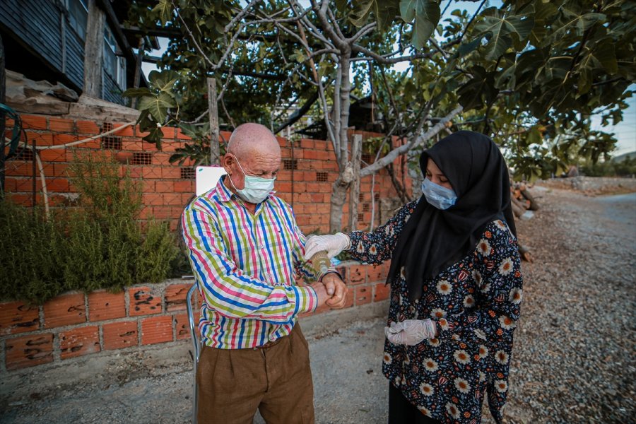 Üniversiteli Reyhan Yaşlıların Yaşamına Dokunuyor