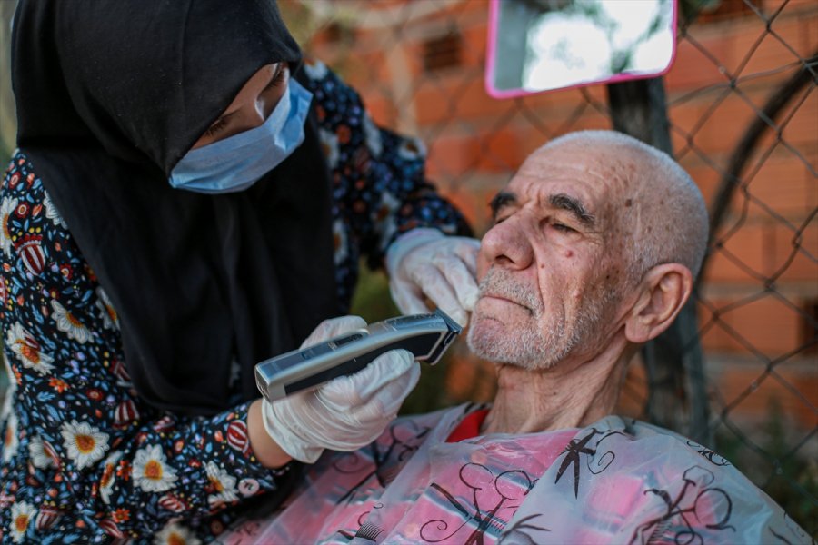 Üniversiteli Reyhan Yaşlıların Yaşamına Dokunuyor