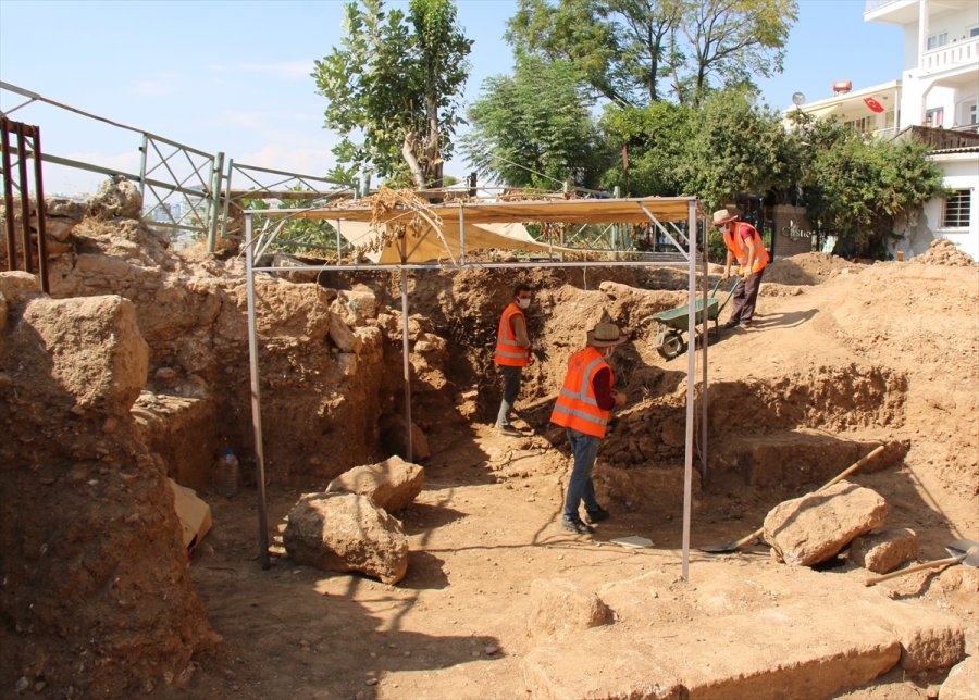 Antalya'nın Simgelerinden Hıdırlık Kulesi Çevresindeki Arkeolojik Kazılar Sürüyor