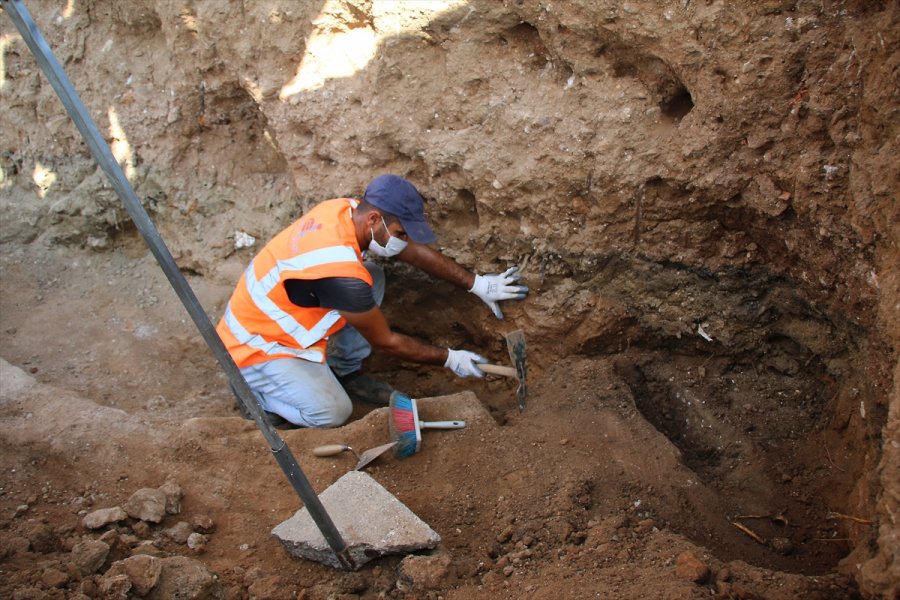 Antalya'nın Simgelerinden Hıdırlık Kulesi Çevresindeki Arkeolojik Kazılar Sürüyor