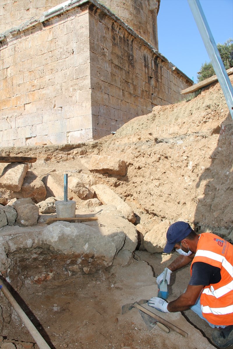 Antalya'nın Simgelerinden Hıdırlık Kulesi Çevresindeki Arkeolojik Kazılar Sürüyor