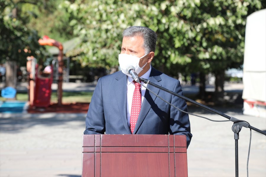 Çubuk'ta İlköğretim Haftası İçin Çelenk Töreni