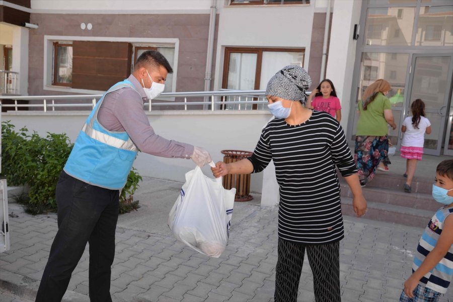 Kahramankazan Belediyesi Esnaftan Satın Aldığı Kavunları Vatandaşlara Dağıttı