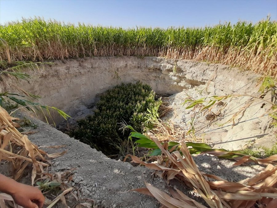 Konya'da Mısır Ekili Tarlada 30 Metre Çapında 15 Metre Derinliğinde Yeni Obruk Oluştu